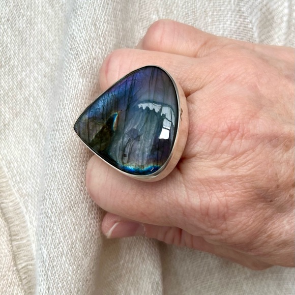 GORGEOUS Blue and Purple Labradorite Ring - Picture 5 of 11